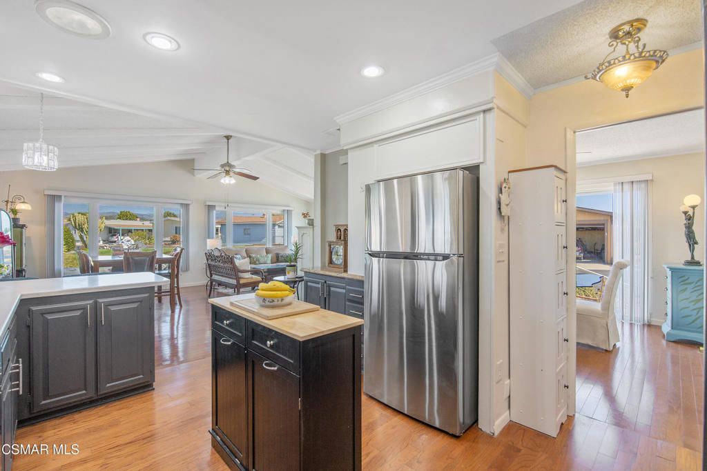 Image 11 of property listing at 114 Poinsettia Gardens Drive 114, Ventura, CA 93004