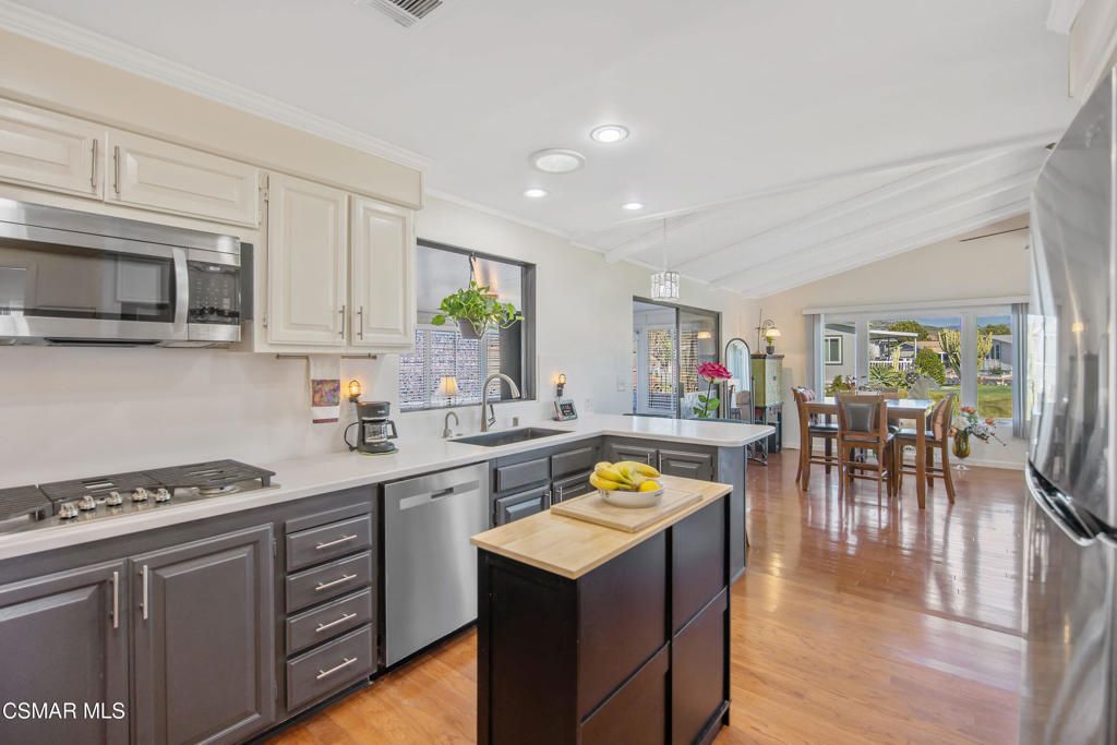 Image 12 of property listing at 114 Poinsettia Gardens Drive 114, Ventura, CA 93004