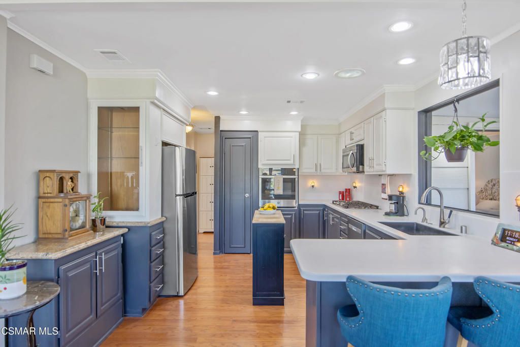 Image 13 of property listing at 114 Poinsettia Gardens Drive 114, Ventura, CA 93004