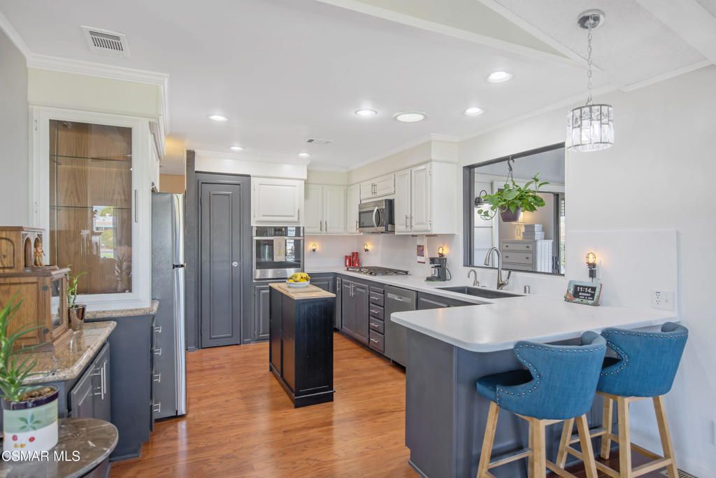 Image 14 of property listing at 114 Poinsettia Gardens Drive 114, Ventura, CA 93004