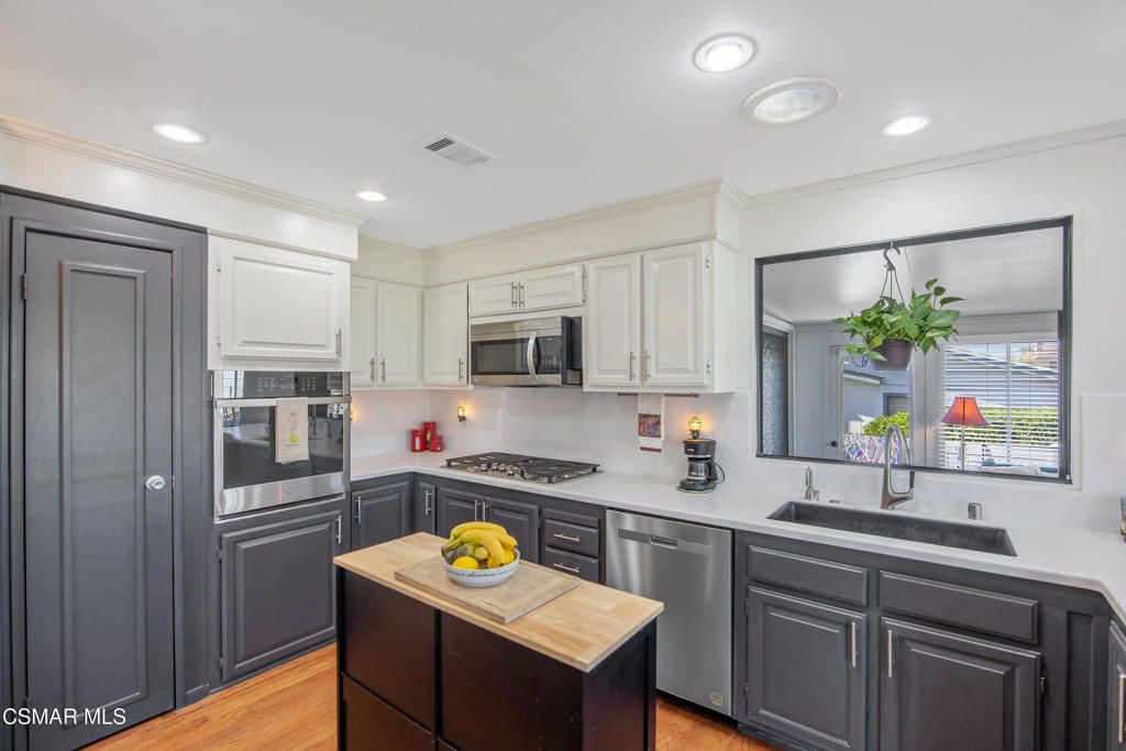 Image 15 of property listing at 114 Poinsettia Gardens Drive 114, Ventura, CA 93004