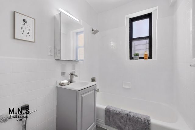 15501 90th Ave Apt 3A, New York City, NY 11432