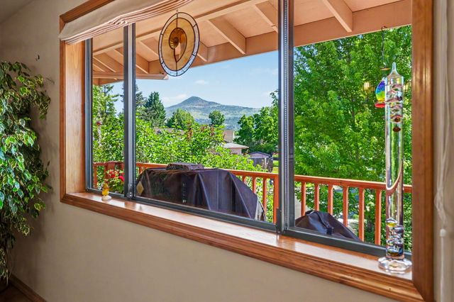 1361 La Loma Drive, Medford, OR 97504