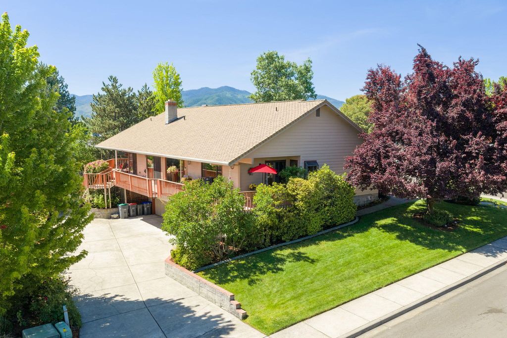 1361 La Loma Drive, Medford, OR 97504