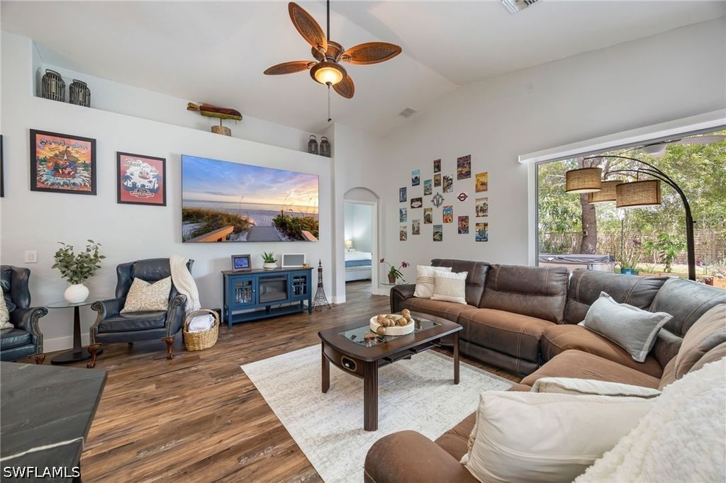 219 Glen Eagle CIR, Naples, FL 34104