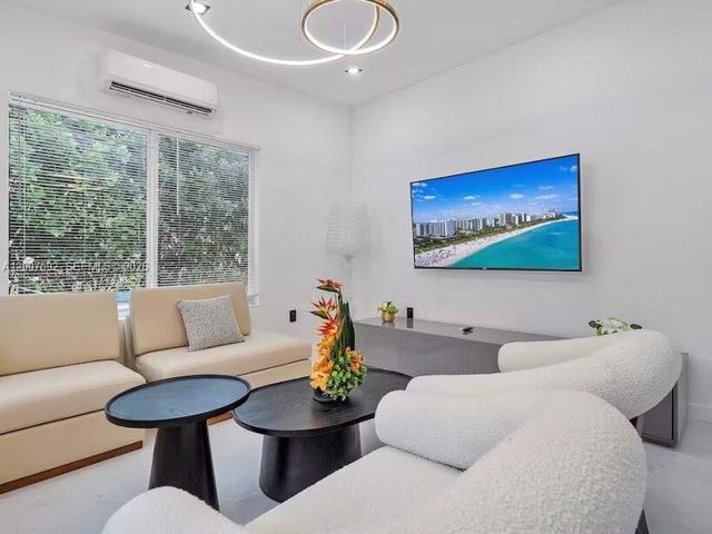 545 NW 52nd St, Miami, FL 33127