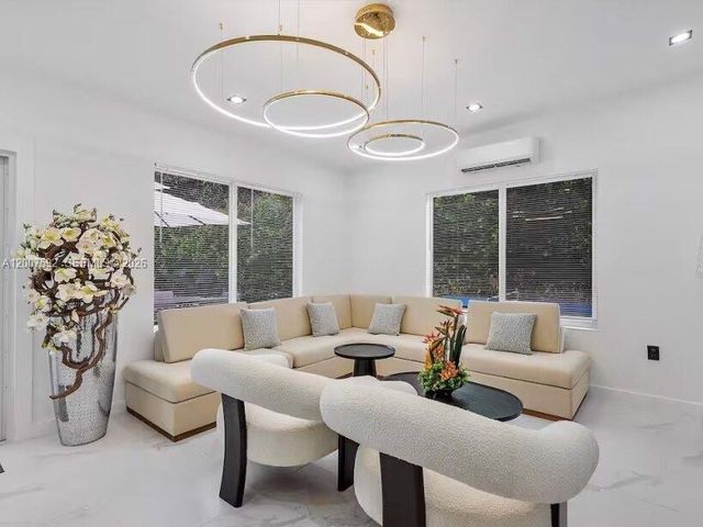 545 NW 52nd St, Miami, FL 33127