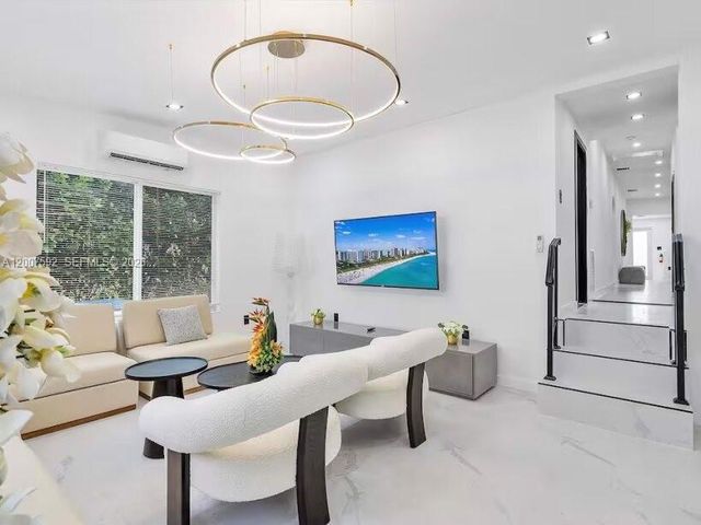 545 NW 52nd St, Miami, FL 33127