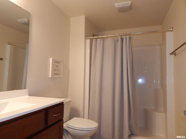 116 W PINEHURST Street, Eldridge, IA 52748