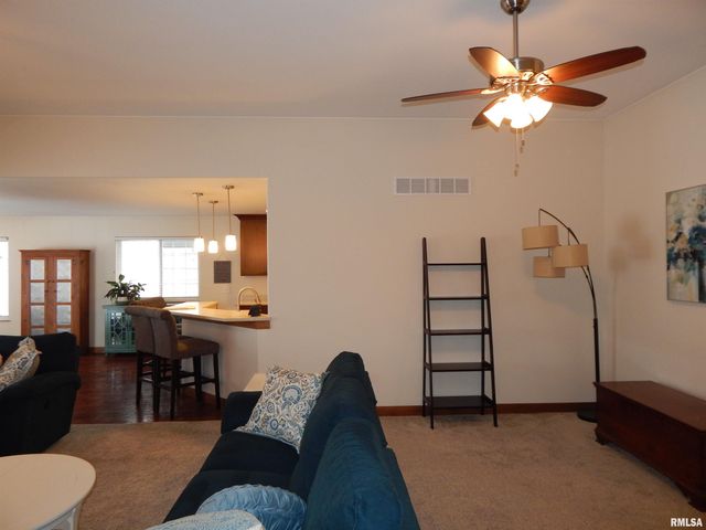 116 W PINEHURST Street, Eldridge, IA 52748