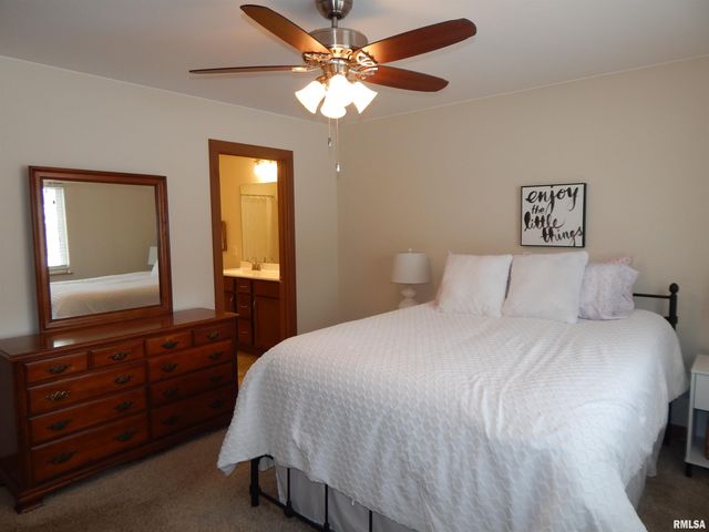 116 W PINEHURST Street, Eldridge, IA 52748