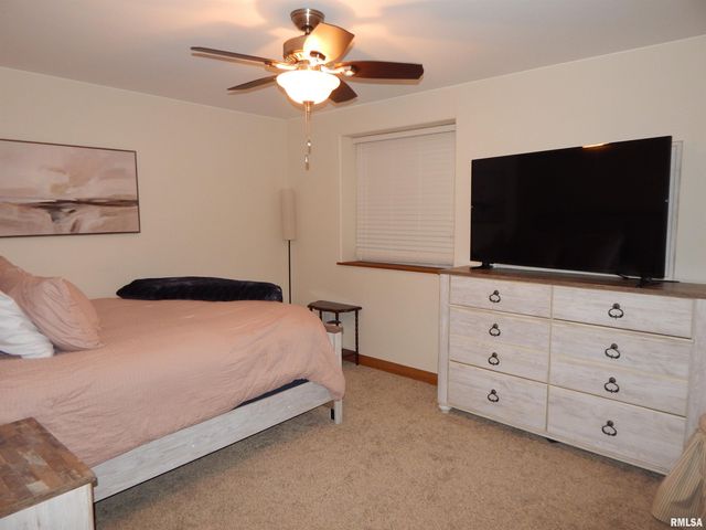 116 W PINEHURST Street, Eldridge, IA 52748