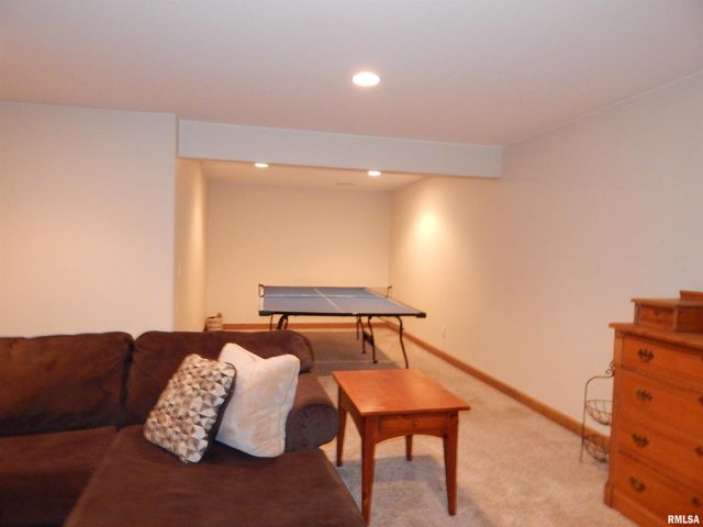 116 W PINEHURST Street, Eldridge, IA 52748