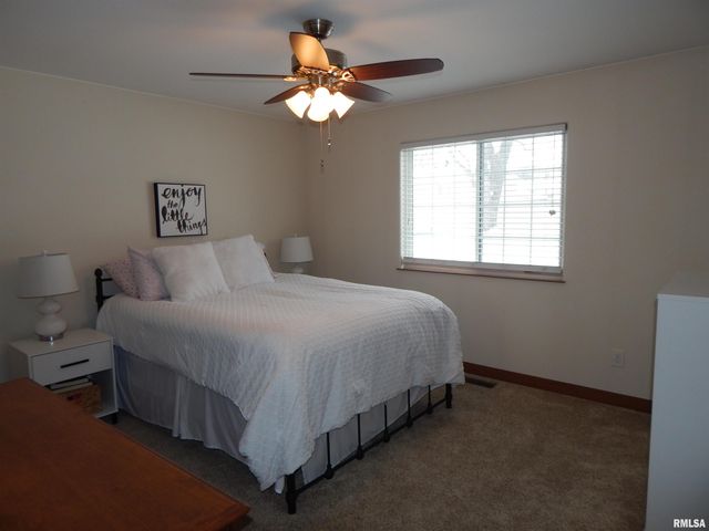 116 W PINEHURST Street, Eldridge, IA 52748