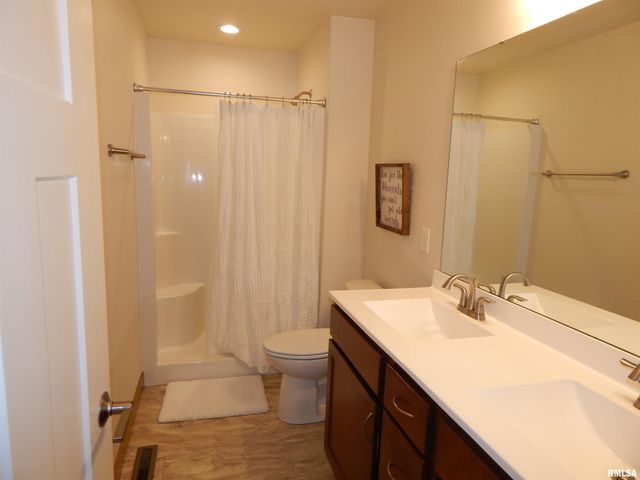 116 W PINEHURST Street, Eldridge, IA 52748