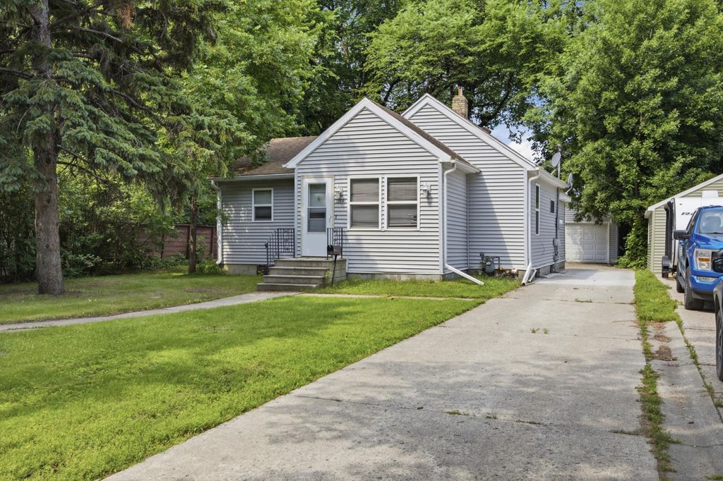 1614 5th Street N, Fargo, ND 58102