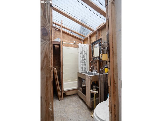 1589 SEAGATE Ave, Coos Bay, OR 97420