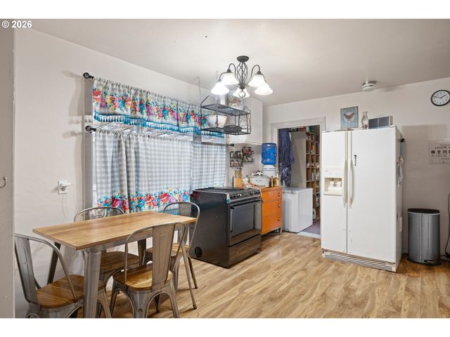 1589 SEAGATE Ave, Coos Bay, OR 97420