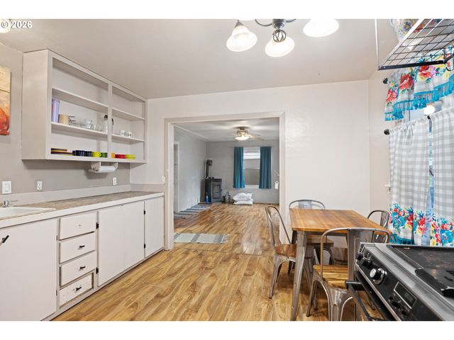 1589 SEAGATE Ave, Coos Bay, OR 97420