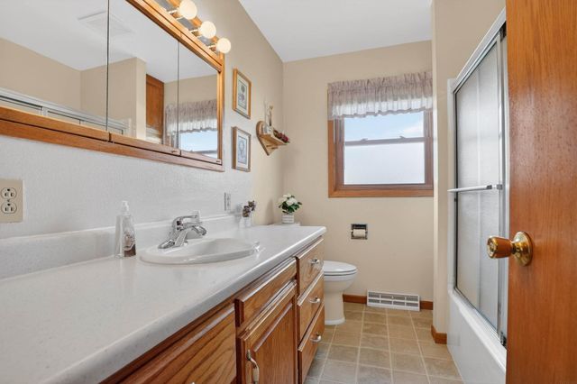 2648 Saratoga Drive, Waterloo, IA 50702