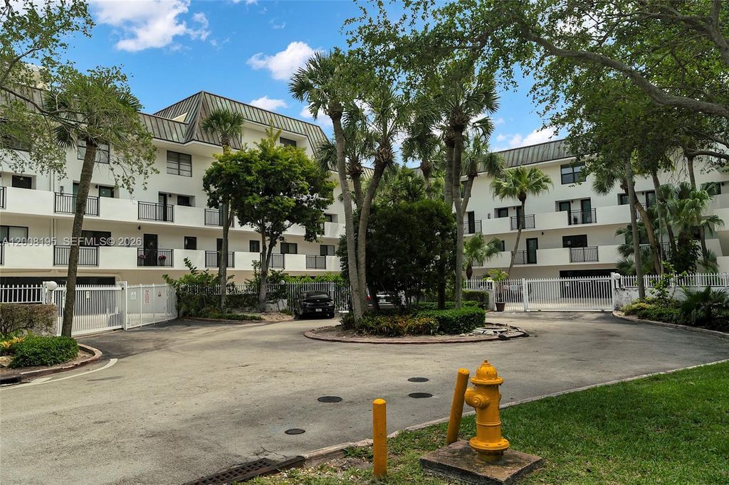 6901 Edgewater Dr 318, Coral Gables, FL 33133