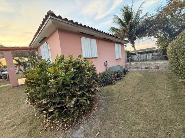 9951 SW 39th Ter, Miami, FL 33165