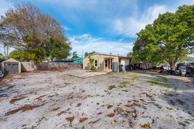 124 SW 10th Avenue, Boynton Beach, FL 33435