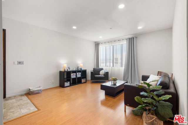 533 S St Andrews Place 220, Los Angeles, CA 90020