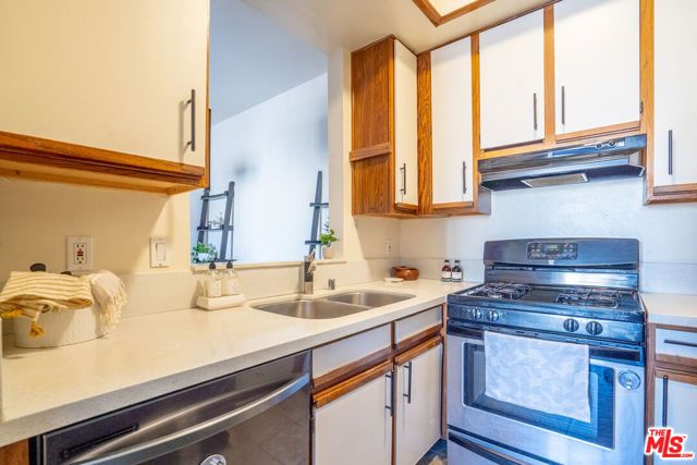 533 S St Andrews Place 220, Los Angeles, CA 90020