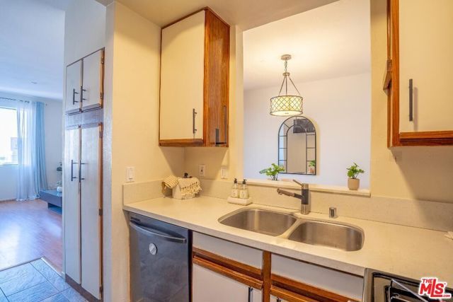 533 S St Andrews Place 220, Los Angeles, CA 90020