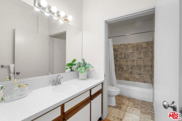 533 S St Andrews Place 220, Los Angeles, CA 90020