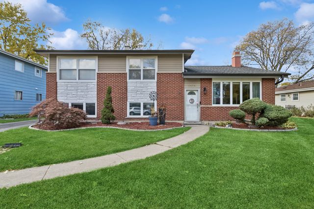 1414 N Sauk Lane, Mount Prospect, IL 60056