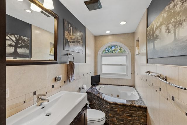 1414 N Sauk Lane, Mount Prospect, IL 60056