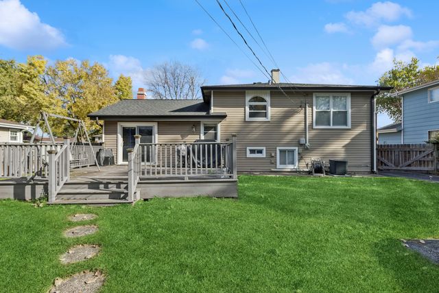 1414 N Sauk Lane, Mount Prospect, IL 60056