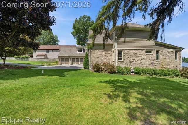 4312 Sashabaw Road, Waterford Charter Township, MI 48329