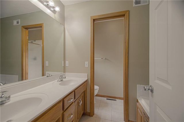 208 Hampton Drive, Smithville, MO 64089