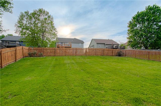 208 Hampton Drive, Smithville, MO 64089