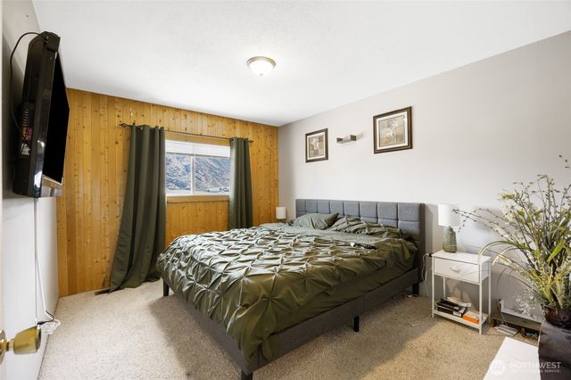 55790 NE Lakeridge Lane, Electric City, WA 99123