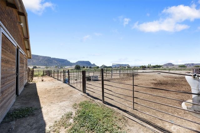 55790 NE Lakeridge Lane, Electric City, WA 99123