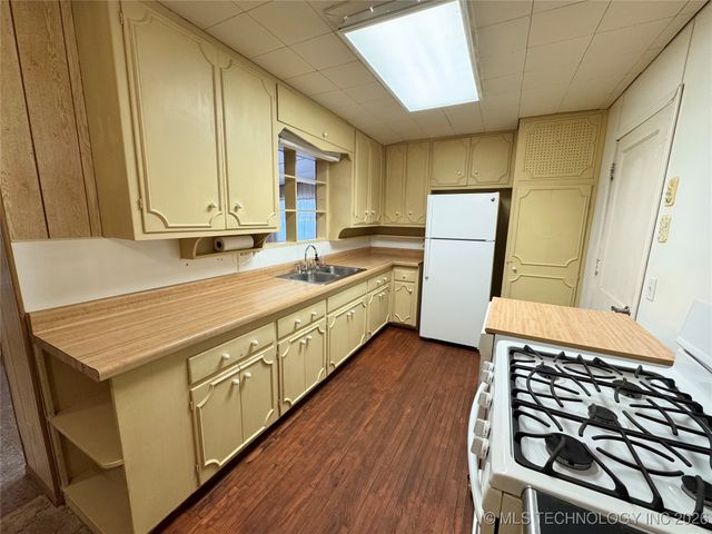 5674 Lewis Avenue, Tulsa, OK 74130