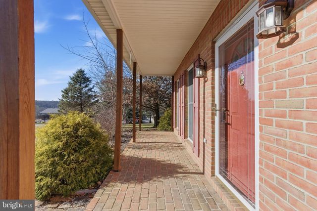 172 MUSTANG DR, Falling Waters, WV 25419