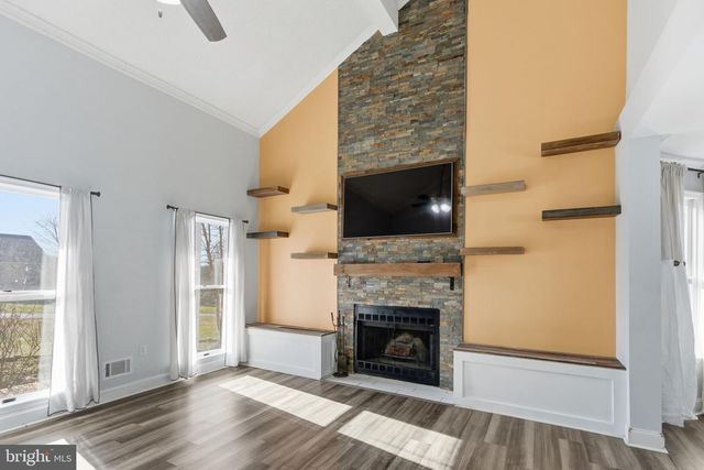 172 MUSTANG DR, Falling Waters, WV 25419