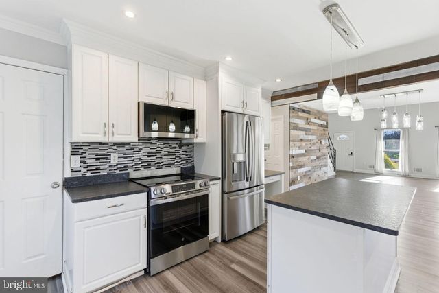 172 MUSTANG DR, Falling Waters, WV 25419