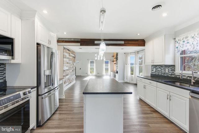 172 MUSTANG DR, Falling Waters, WV 25419