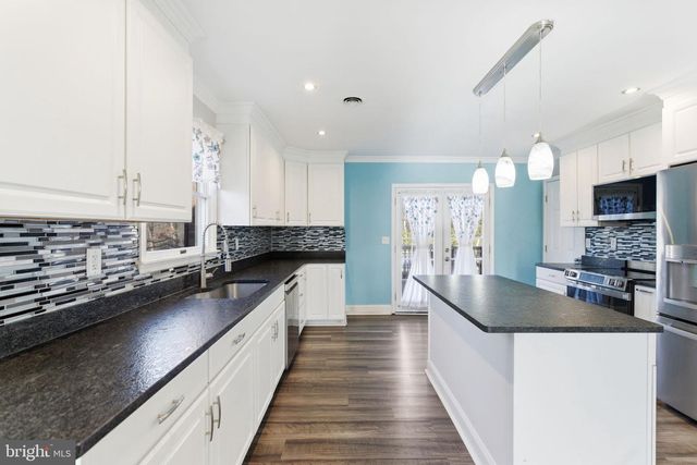 172 MUSTANG DR, Falling Waters, WV 25419