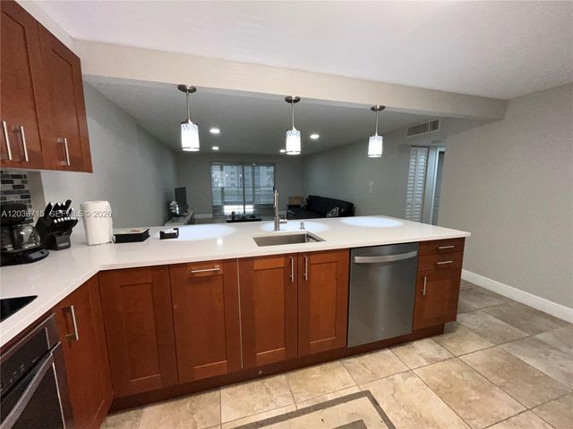 301 SE 3rd St 204, Dania Beach, FL 33004