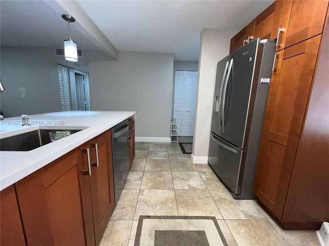 301 SE 3rd St 204, Dania Beach, FL 33004
