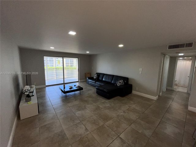 301 SE 3rd St 204, Dania Beach, FL 33004