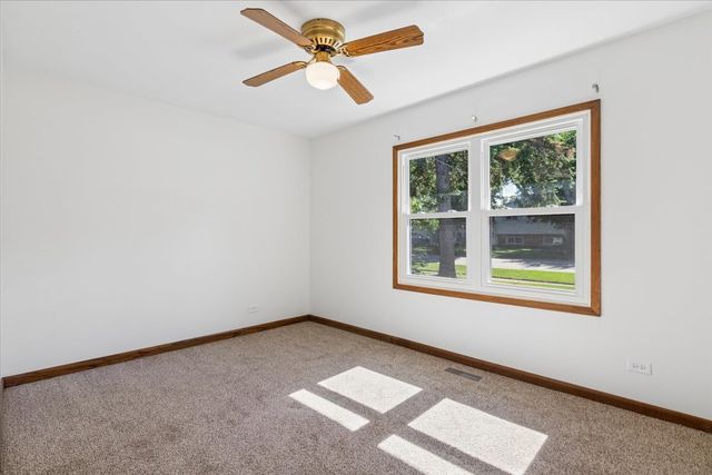 200 W Jeffery Avenue, Wheeling, IL 60090