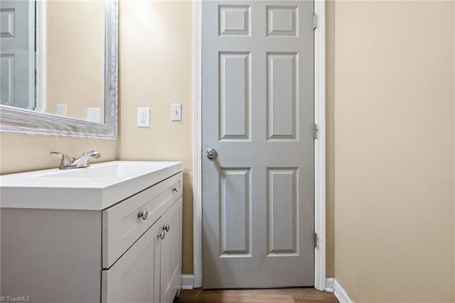 1450 Old Hollow Road, Winston-salem, NC 27105